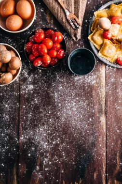 Eski ahşap bir masada mantar soslu ev yapımı ravioli yapmak için gerekli malzemeler. İtalyan vejetaryen yemeği. Kopyalama alanı