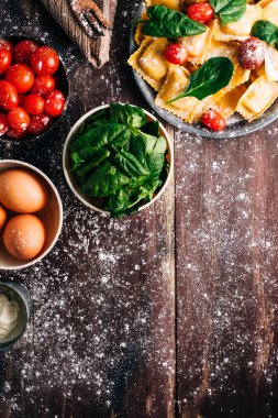 Kırsal ahşap masada ıspanakla doldurulmuş ev yapımı ravioli. Sağlıklı yemek, İtalyan yemeği..