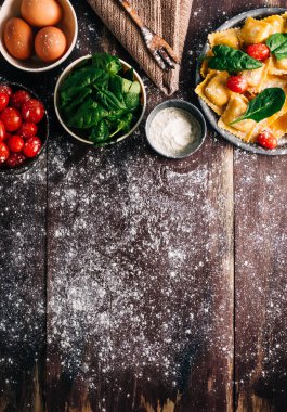 Kırsal ahşap masada ıspanakla doldurulmuş ev yapımı ravioli. Sağlıklı yemek, İtalyan yemeği..