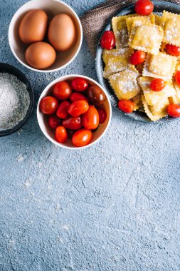 Lezzetli ev yapımı ravioli ve doğal malzemeler..