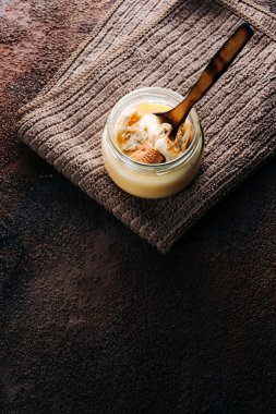 Tahta masada ev yapımı kurabiye ile vanilyalı muhallebi. Üst Manzara. Kopyalama alanı