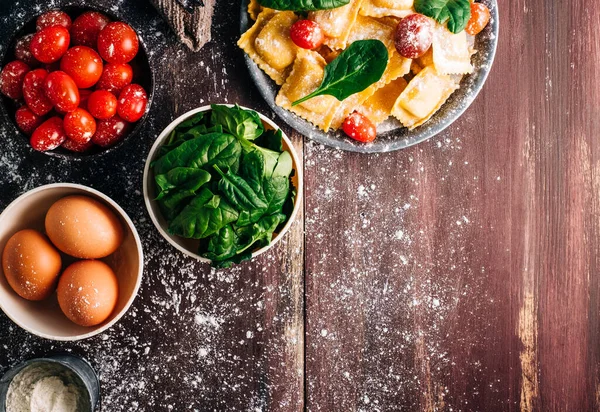Kırsal ahşap masada ıspanakla doldurulmuş ev yapımı ravioli. Sağlıklı yemek, İtalyan yemeği..