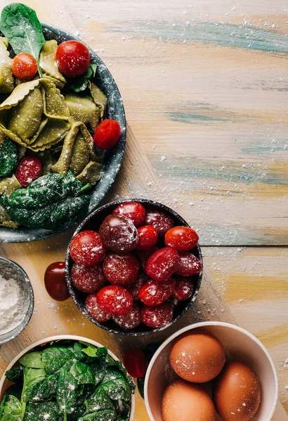 Tahta tahtalarda ev yapımı ıspanaklı tortellini yapmak için ıspanak Tortellini malzemeleri. Boşluğu kopyala