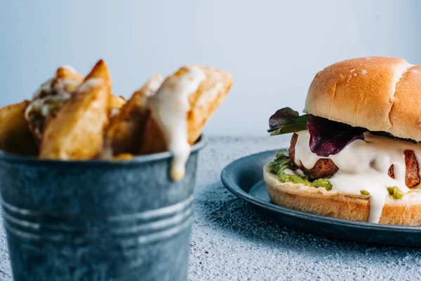 Önplanda baharatlı patates kızartmalı vejetaryen burger. seçici odak