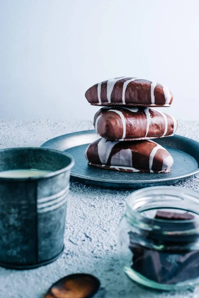 Sütlü siyah beyaz çikolatalı nefis ev yapımı tatlı. Tahta masada üçgen şekilli tatlı.