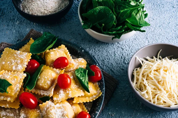 Ahşap bir masada ıspanaklı ev yapımı ravioli yapmak için gerekli malzemeler. Boşluğu kopyala