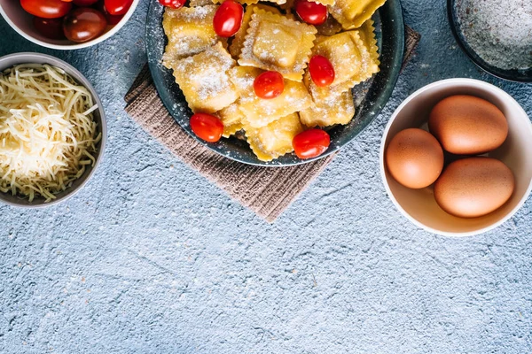 Lezzetli ev yapımı ravioli ve doğal malzemeler..
