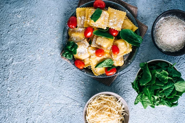 Ahşap bir masada ıspanaklı ev yapımı ravioli yapmak için gerekli malzemeler. Boşluğu kopyala