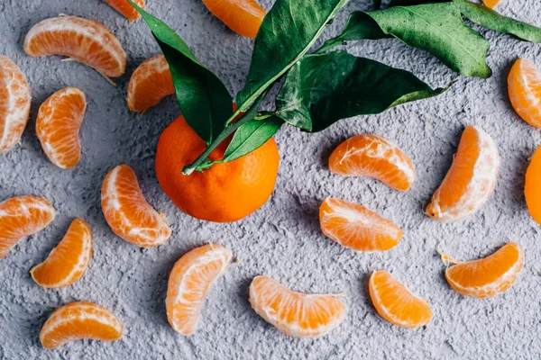 Taze mandalina parçaları, sağlıklı konsept. Uzayı kopyala Ahşap mavi arkaplan