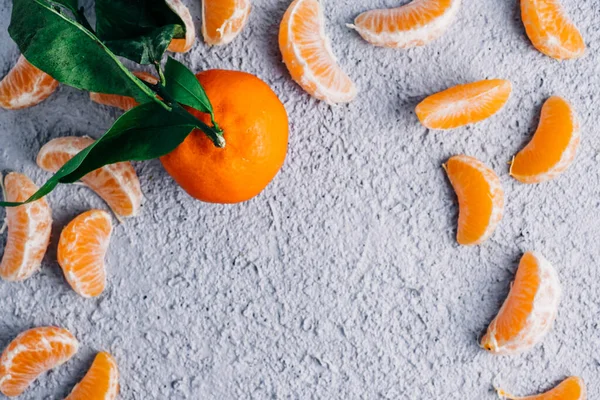 Taze mandalina parçaları, sağlıklı konsept. Uzayı kopyala Ahşap mavi arkaplan
