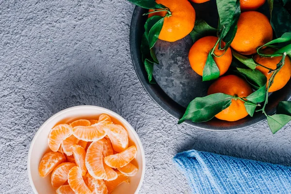 Taze mandalinalı tepsi, sağlıklı kahvaltı. Ahşap mavi arkaplan
