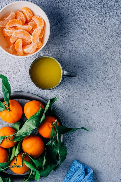 Taze mandalinalı tepsi, sağlıklı kahvaltı. Ahşap mavi arkaplan