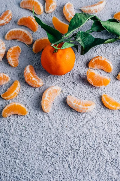 Taze mandalina parçaları, sağlıklı konsept. Uzayı kopyala Ahşap mavi arkaplan