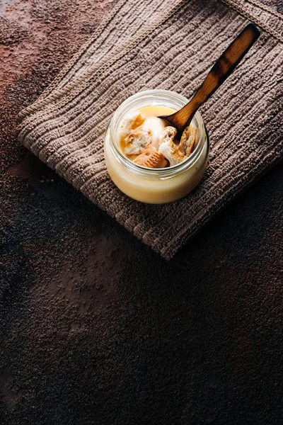 Tahta masada ev yapımı kurabiye ile vanilyalı muhallebi. Üst Manzara. Kopyalama alanı