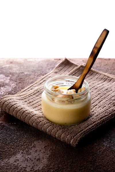 Tahta masada ev yapımı kurabiye ile vanilyalı muhallebi. Üst Manzara. Kopyalama alanı