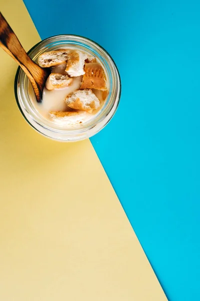 Ev yapımı kurabiyeli vanilyalı krema. Minimalist mavi ve sarı arkaplan