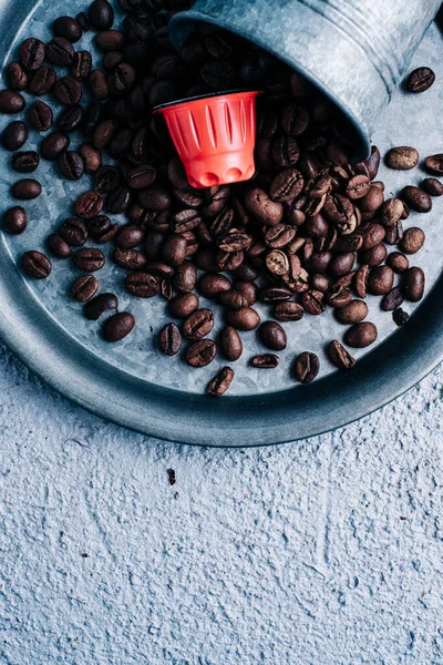 Renkli kahve çekirdekli organik kahve kapsülü. Renk karşıtlığı. Boşluğu kopyala