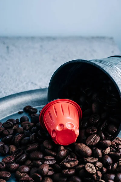 Renkli kahve çekirdekli organik kahve kapsülü. Renk karşıtlığı. Boşluğu kopyala