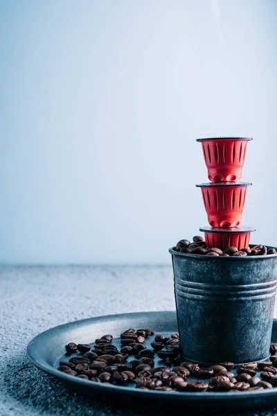 Renkli kahve çekirdekli organik kahve kapsülü. Renk karşıtlığı. Boşluğu kopyala