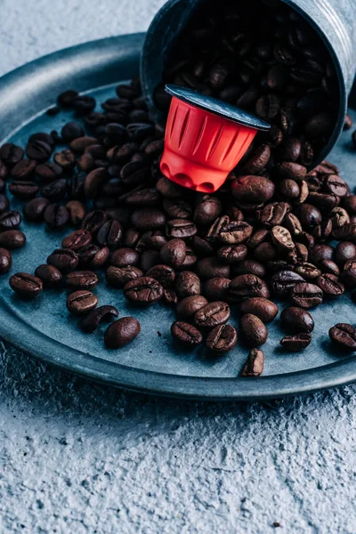 Renkli kahve çekirdekli organik kahve kapsülü. Renk karşıtlığı. Boşluğu kopyala