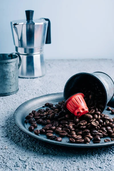 Renkli kahve çekirdekli organik kahve kapsülü. Renk karşıtlığı. Boşluğu kopyala