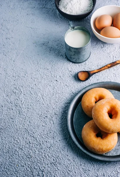 Renkli arka planda ev yapımı jöleli donut. Malzemeler, süt, yumurta, un. Kopyalama alanı
