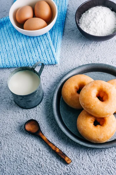 Renkli arka planda ev yapımı jöleli donut. Malzemeler, süt, yumurta, un.