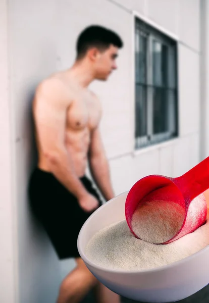 Protein shake ağırlık ve içinde belgili tanımlık geçmiş sporcular eşliğinde vanilya lezzet