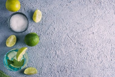 Tahta masada limon ve nane şekeriyle çevrili ev yapımı mojito. Kopyalama alanı