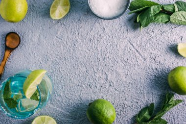 Tahta masada limon ve nane şekeriyle çevrili ev yapımı mojito. Kopyalama alanı