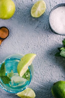 Tahta masada limon ve nane şekeriyle çevrili ev yapımı mojito. Kopyalama alanı