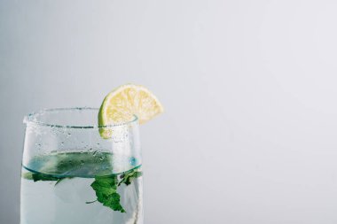 Limonlu içecek. Ev yapımı mojito. Etrafı limon, nane ve şekerle çevrili ahşap masa. Kopyalama alanı