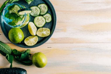 Salatalık, kireç ve iyi bir bitkiyle taze su. Salatalık, limonata, sağlıklı içecek ve detoksifikasyon. Kopyalama alanı