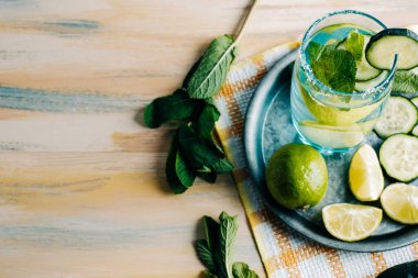 Salatalık, kireç ve iyi bir bitkiyle taze su. Salatalık, limonata, sağlıklı içecek ve detoksifikasyon. Kopyalama alanı