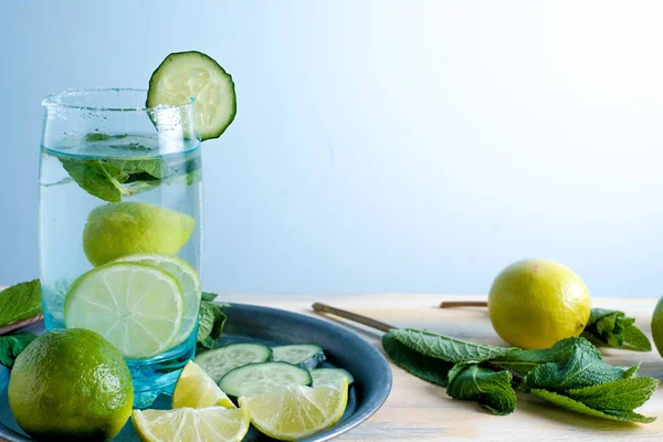 Salatalık, kireç ve iyi bir bitkiyle taze su. Salatalık, limonata, sağlıklı içecek ve detoksifikasyon. Kopyalama alanı