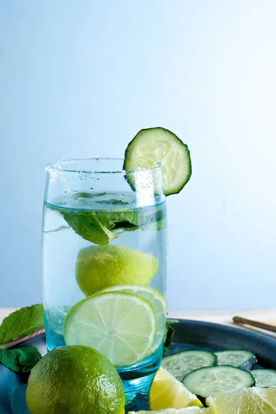 Salatalık, kireç ve iyi bir bitkiyle taze su. Salatalık, limonata, sağlıklı içecek ve detoksifikasyon. Kopyalama alanı