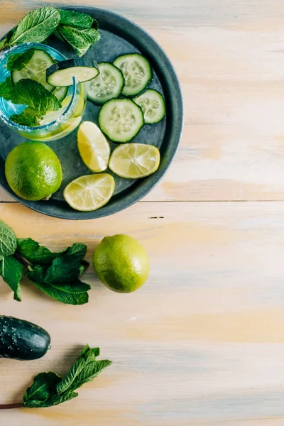 Salatalık, kireç ve iyi bir bitkiyle taze su. Salatalık, limonata, sağlıklı içecek ve detoksifikasyon. Kopyalama alanı