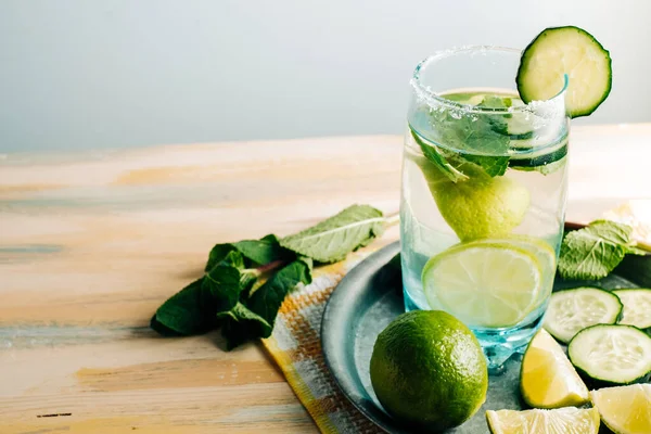 Erfrischendes Wasser Mit Gurken Limetten Und Guten Kräutern Erfrischende Gurken — Stockfoto