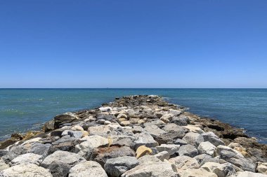 Fuengirola, Malaga, İspanya 'da bir dalgakıran. Alboran Denizi manzarası.