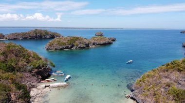 Alaminos, Pangasinan, Filipinler 'deki Yüzlerce Ada' dan biri olan Çocuk Adası 'ndaki küçük bir limanın havası..