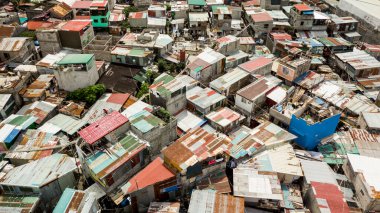 Filipinler 'de tipik bir gecekondu bölgesi. İçi boş bloklardan ve bükülmüş metalden yapılmış evler..