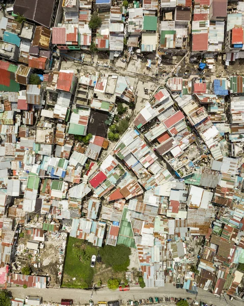 马尼拉市区有狭窄通道和波纹金属屋顶的贫民区鸟瞰图 — 图库照片