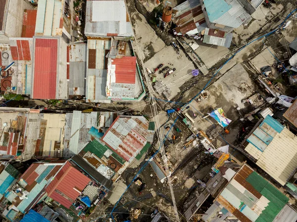 马尼拉市区一个有狭窄通道和波纹金属屋顶的肮脏棚户区的顶部景观 — 图库照片