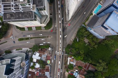 Cebu İş Parkı 'ndaki kavşağın ve üst geçidin üst görüntüsü..