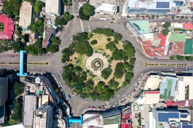 Cebu City, Filipinler - Ocak 2020: Fuente Osmena 'nın en iyi manzarası, gündüz. Cebu şehrinin odak noktası. Ortasında çeşme olan bir kubbe parkı..