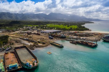 Albuera 'da toprakları geri alınmış bir liman inşaatı Leyte. Bölgeye çok sayıda mavna park edilmiş.