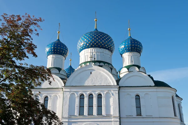 Blauwe koepels van de kathedraal van de Epiphany in de stad van Oeglitsj, Rusland — Stockfoto
