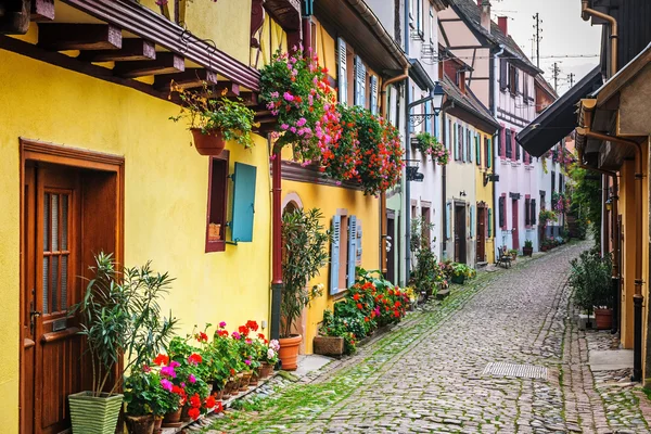 Half-timbered houses on a narrow street in Eguisheim, Alsace, France — Stock Photo, Image