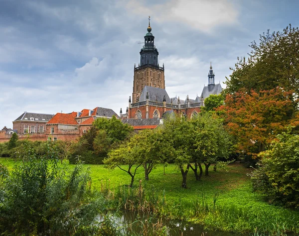 Vista da cidade holandesa de Zutphen a partir da muralha da cidade no outono, Países Baixos — Fotografia de Stock