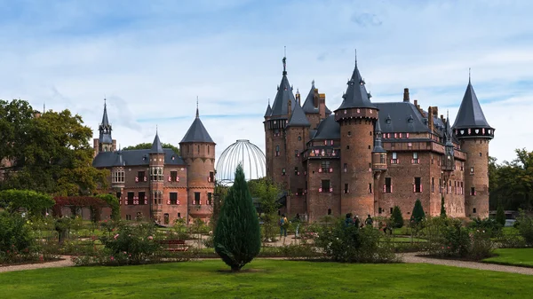 中世纪的城堡和在秋天公园德哈尔乌得勒支、 Utrecht/The 荷兰-2016 年 10 月 8 日︰ Vront 视图 — 图库照片